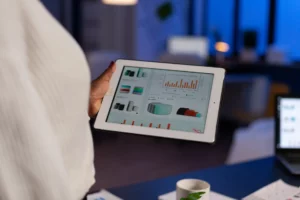 Análisis de KPIs y rendimiento de software de gestión empresarial para optimización de procesos de negocio