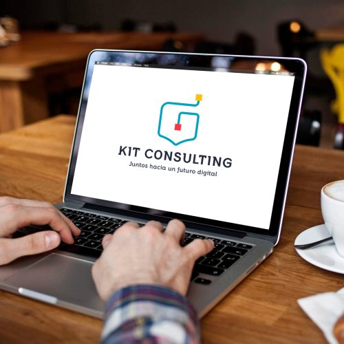 Ordenador donde aparece una imagen de "KIT CONSULTING"