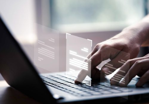 mano-usando-computadora-portatil-pantalla-virtual-documento-aprobar-linea-concepto-gestion-erp-garantia-calidad-papel